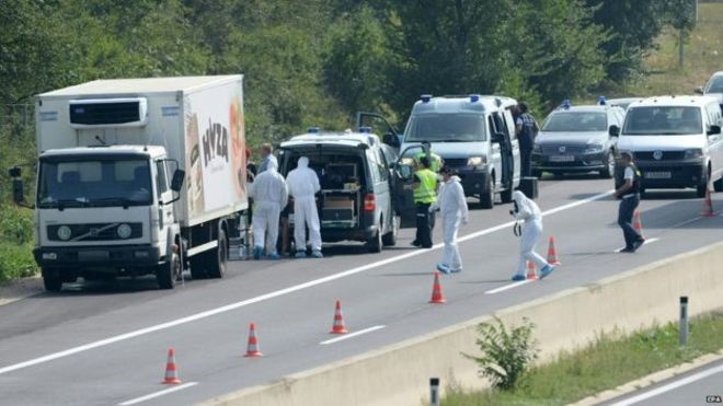 عکس هنگام بازرسی کامیون حامل 71 جسد از مهاجران در اتریش - govars.com